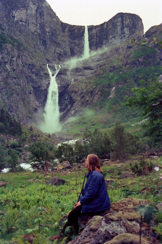 Mardalsfossen 1974. Siste sommaren den rant med full vassføring for den vart regulert inn i Gryttenanlegget.