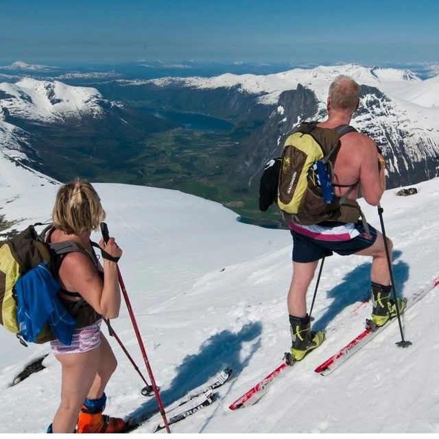 På toppen og utsikt ned mot Eresfjord