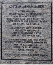 Baksida av bauaten med kort historie om bakgrunnen.