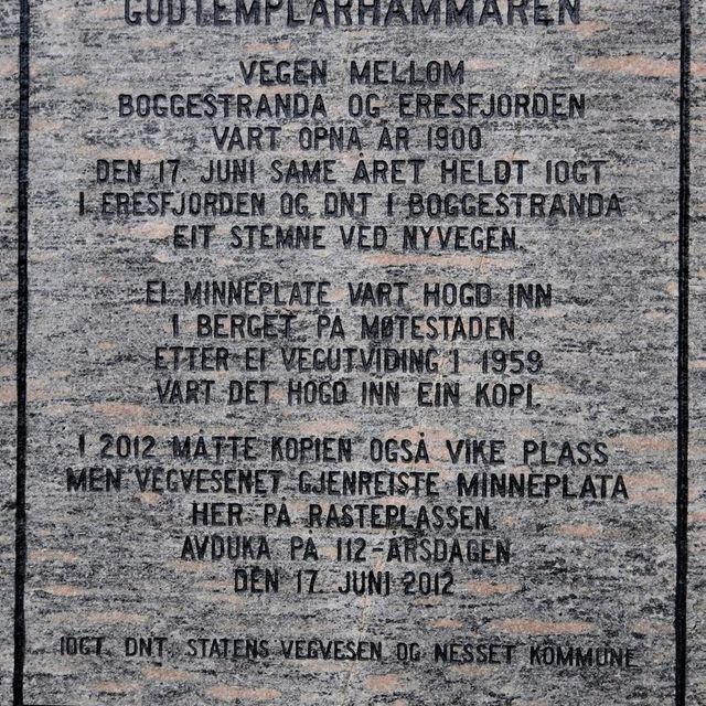 Baksida av bauaten med kort historie om bakgrunnen.