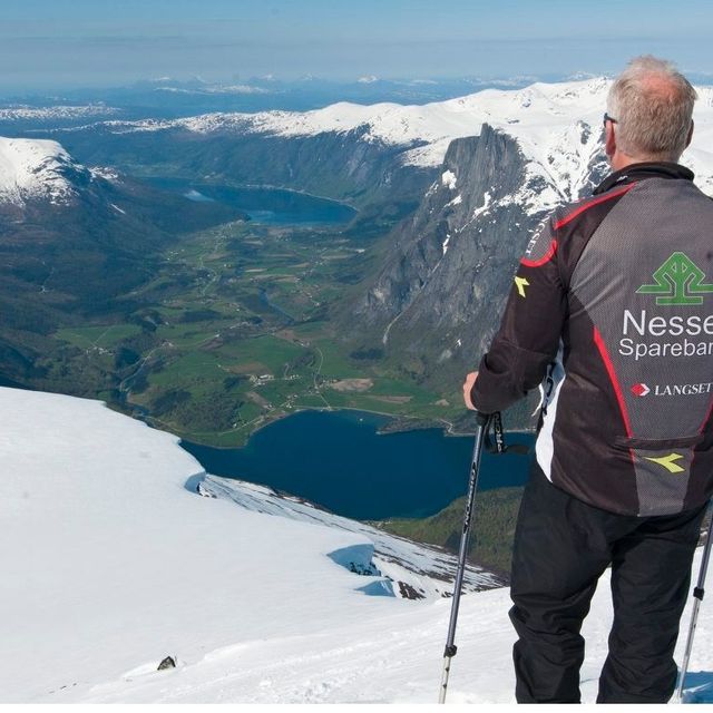 Eresfjord med Eikesdalsvatnet nærmast.